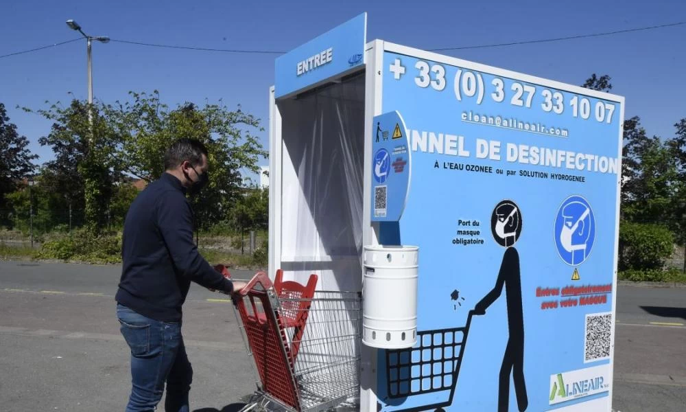 Το χάσαμε τελείως! «Τούνελ Απολύμανσης» σε σούπερ μάρκετ μετά το COVID